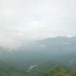 塔ノ岳からの大室山（右）・富士山（左奥）