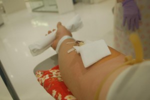 献血で本採血中の右腕